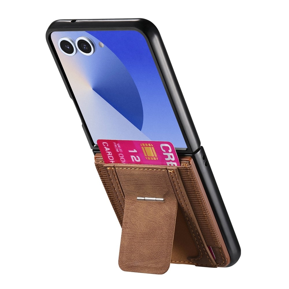 Luxurious plastový kryt s umelou kožou na Samsung Galaxy Z Flip7 5G - hnedý