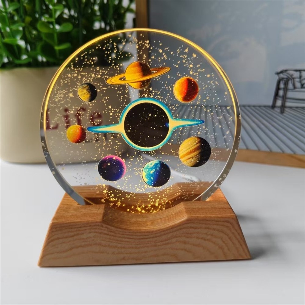 3D krištáľová LED lampička 8 cm s dreveným podstavcom - Čierna diera a planéty