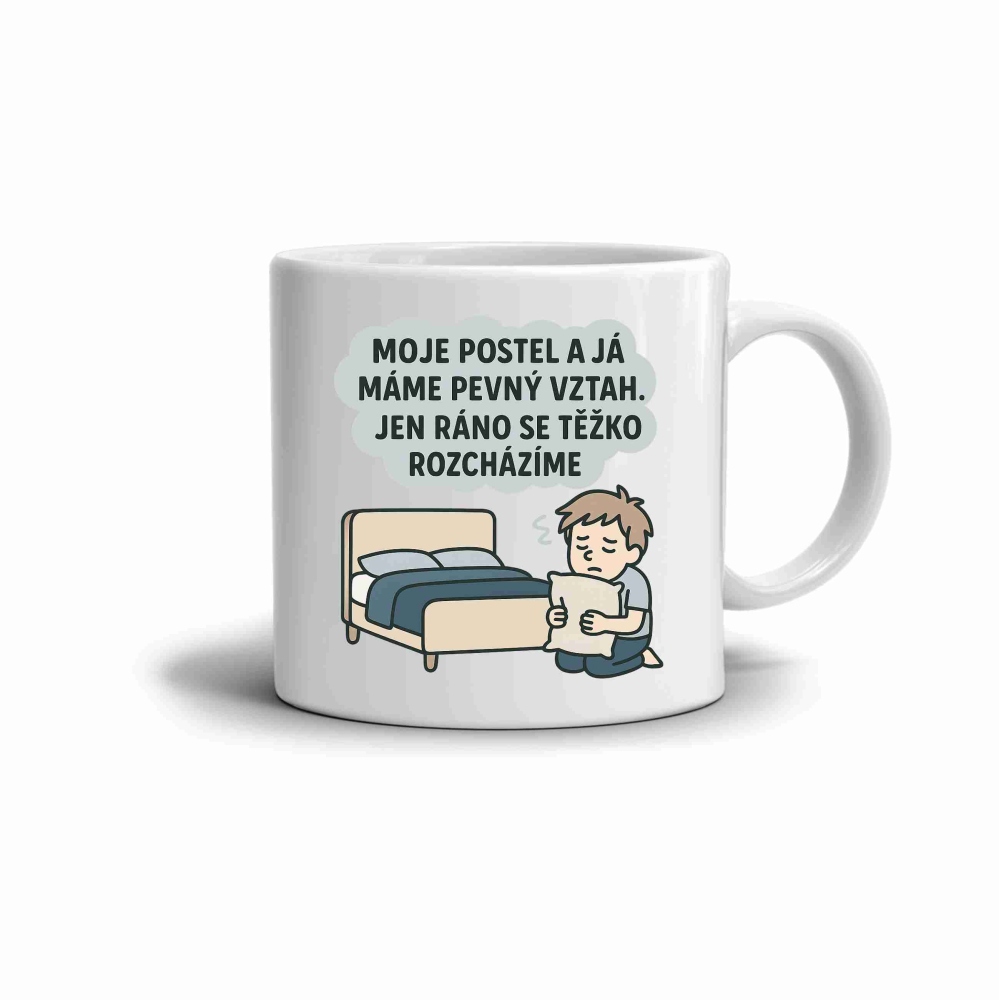 Biely keramický hrnček 330ml s obrázkom - citát posteľ a ja