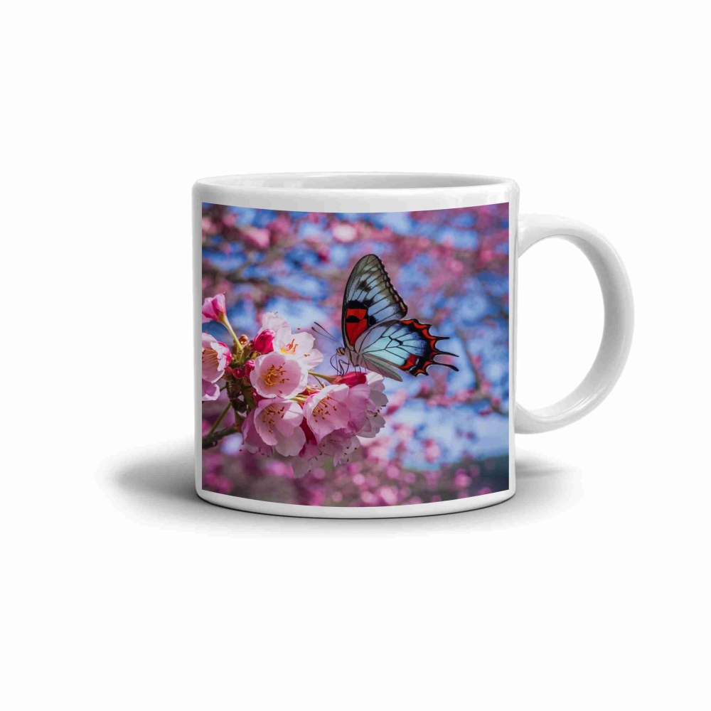 Biely keramický hrnček 330ml s obrázkom - motýľ na čerešňovom kvete