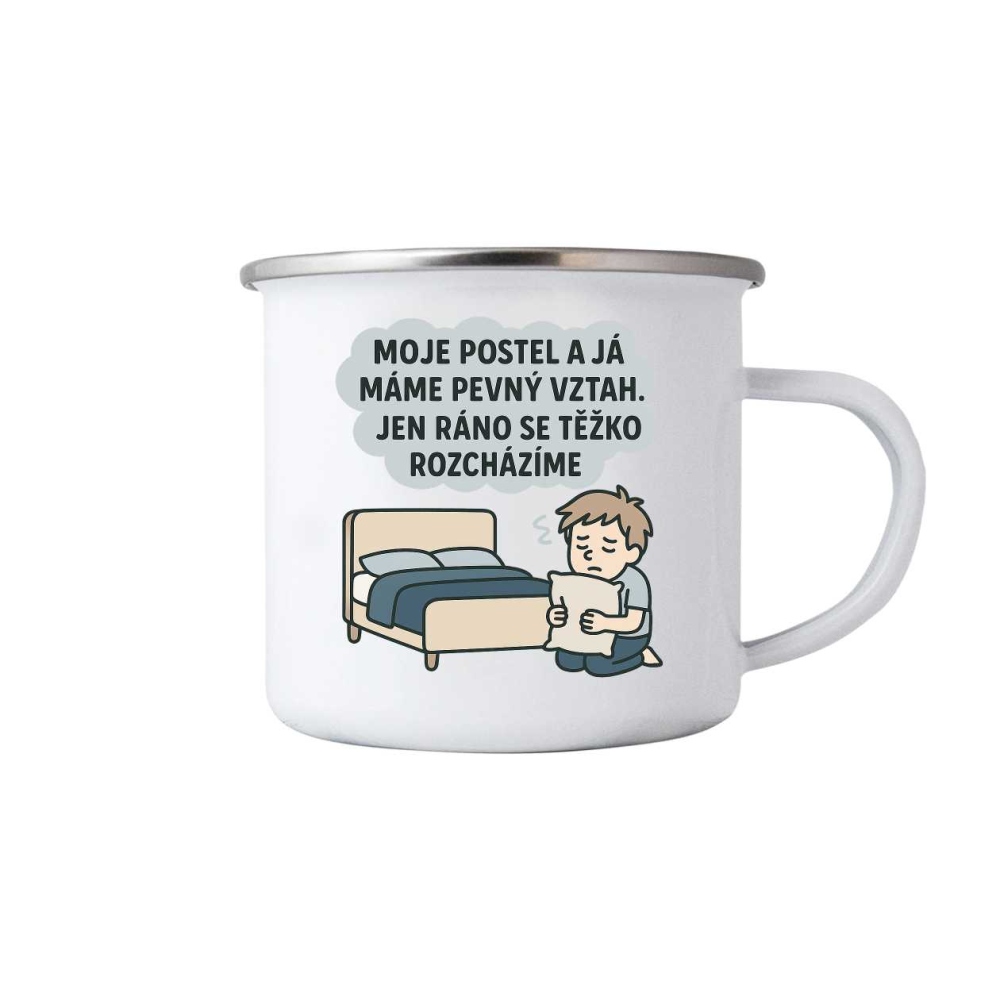 Biely plechový hrnček 380ml s obrázkom - citát posteľ a ja