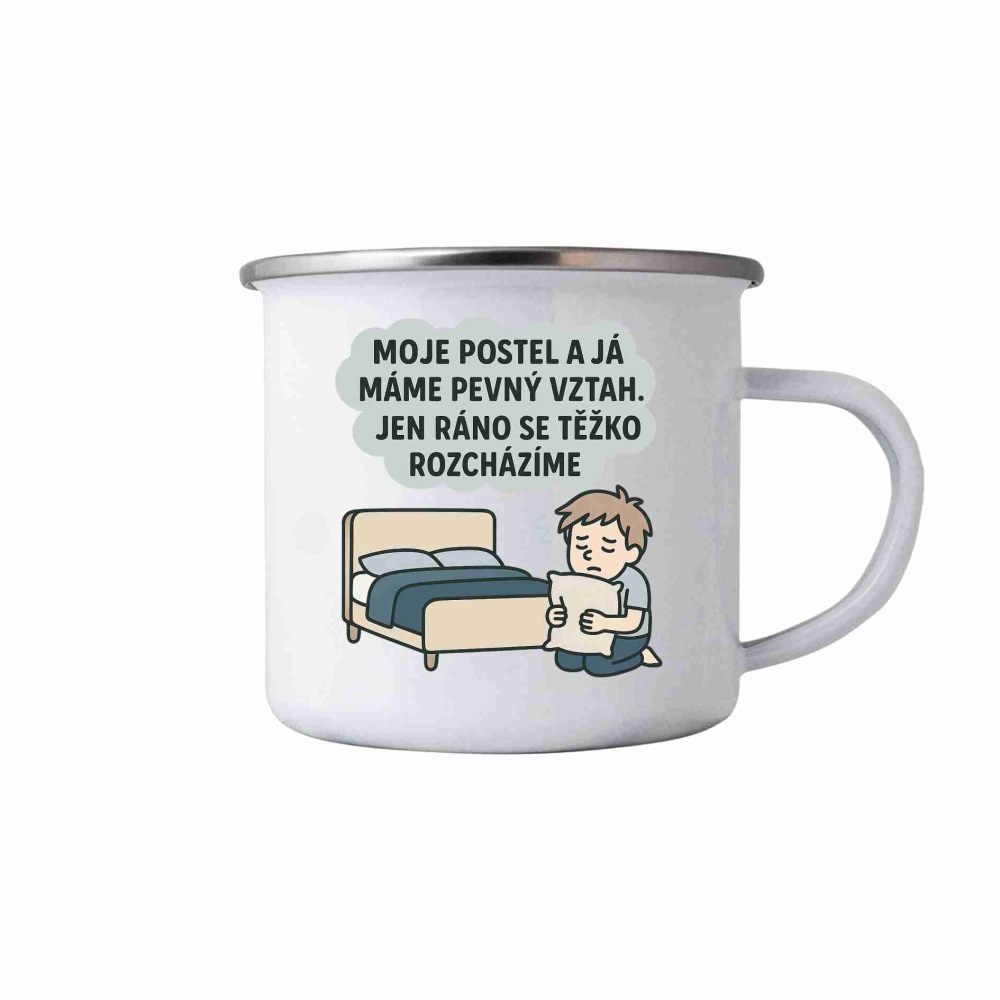 Biely plechový hrnček 380ml s obrázkom - citát posteľ a ja