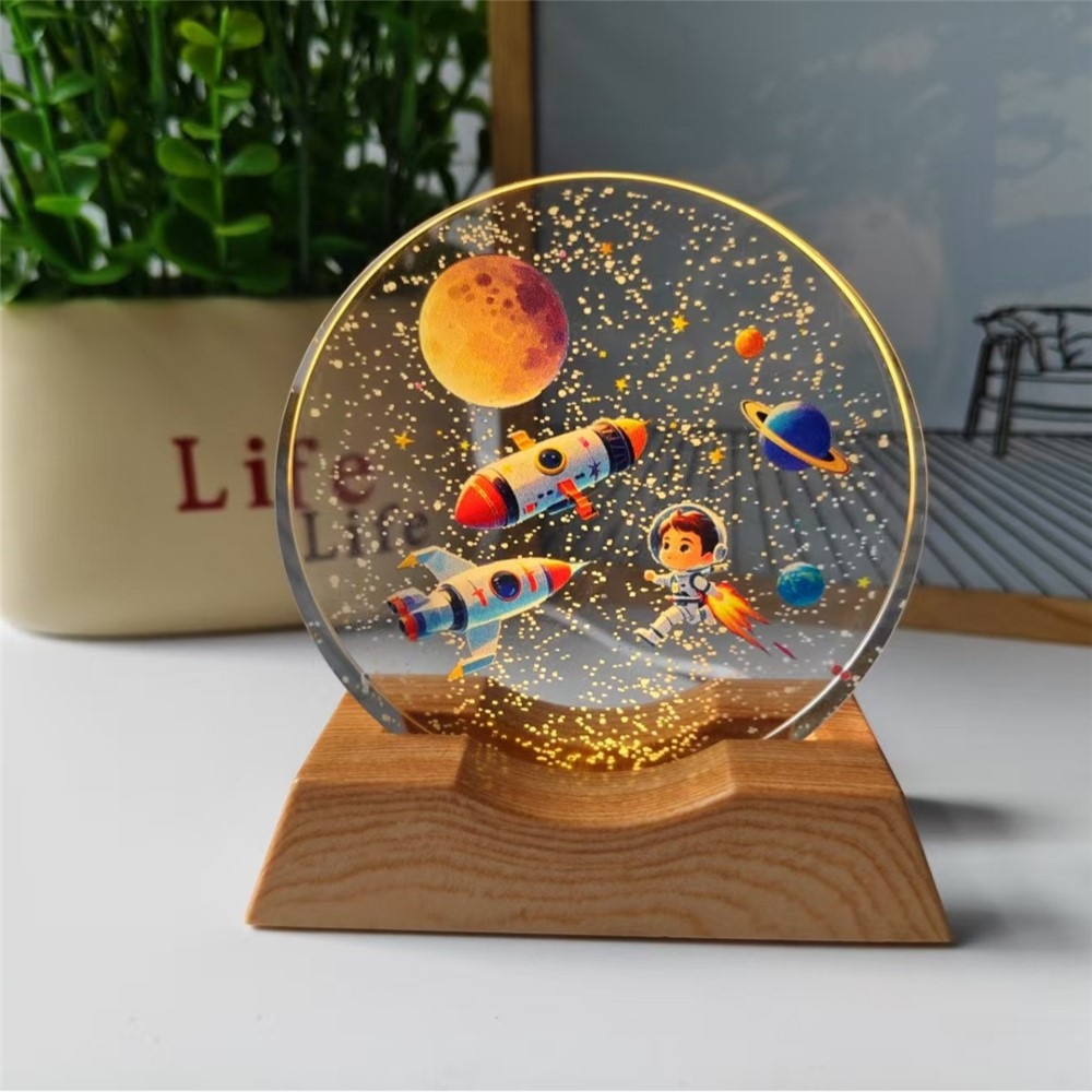 3D krištáľová LED lampička 8 cm s dreveným podstavcom - Vesmírne dobrodružstvo