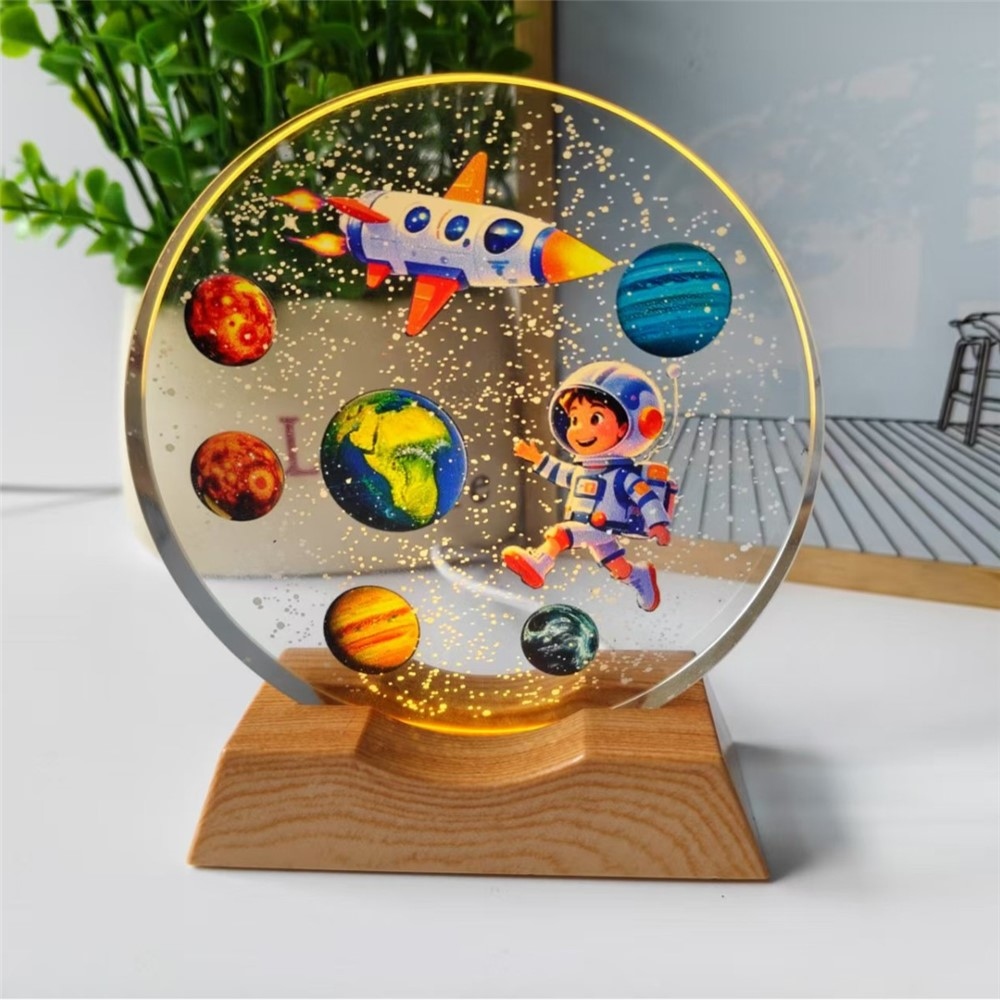 3D krištáľová LED lampička 8 cm s dreveným podstavcom - Malý astronaut