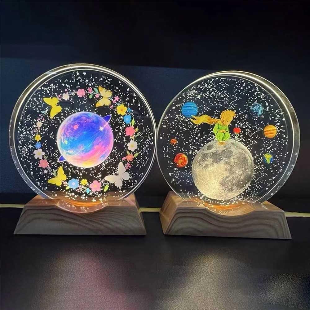 3D krištáľová LED lampička 8 cm s dreveným podstavcom - Farebná planetárna sústava