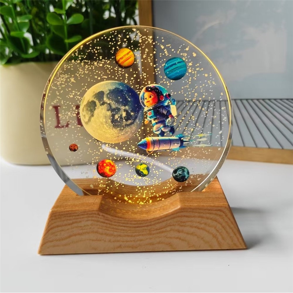 3D krištáľová LED lampička 8 cm s dreveným podstavcom - Astronaut na Mesiaci