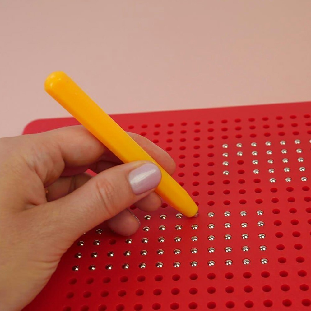 Veľká magnetická kresliaca tabuľka s guličkami - červená