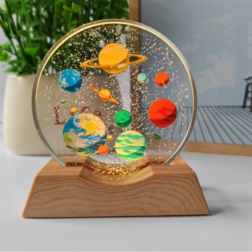 3D krištáľová LED lampička 8 cm s dreveným podstavcom - Farebná planetárna sústava