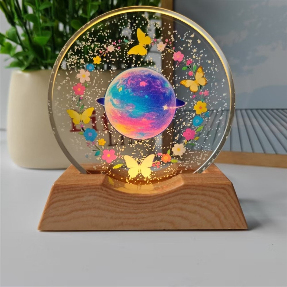 3D krištáľová LED lampička 8 cm s dreveným podstavcom - Kvetinová planéta