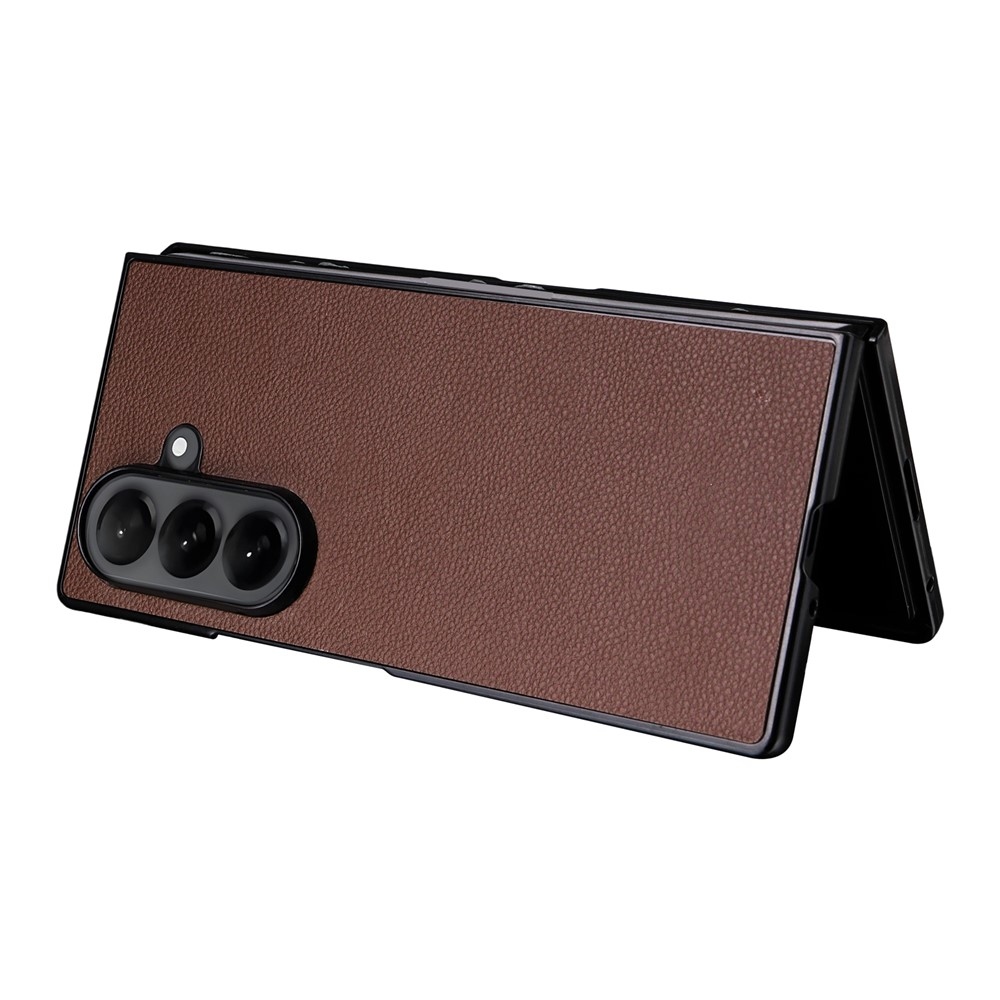Leather plastový obal potiahnutý umelou kožou na Samsung Galaxy Z Fold7 5G - hnedý