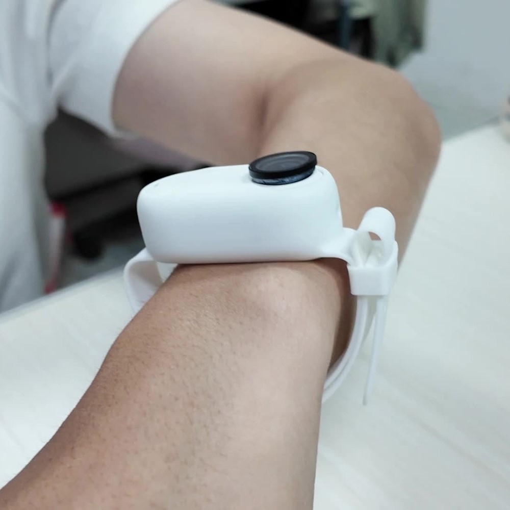Silikónový ochranný obal s nastaviteľným remienkom pre Insta360 GO 3S - biely