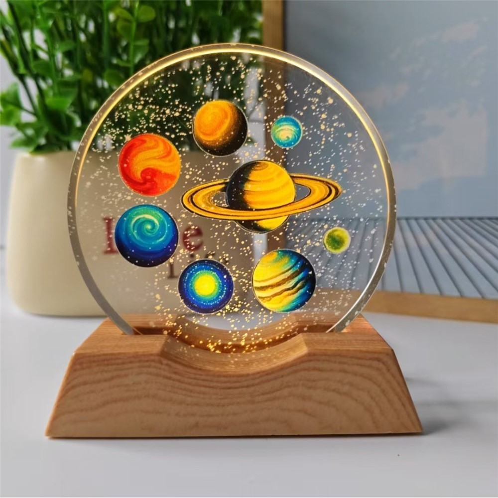 3D krištáľová LED lampička 8 cm s dreveným podstavcom - Planetárna sústava 2