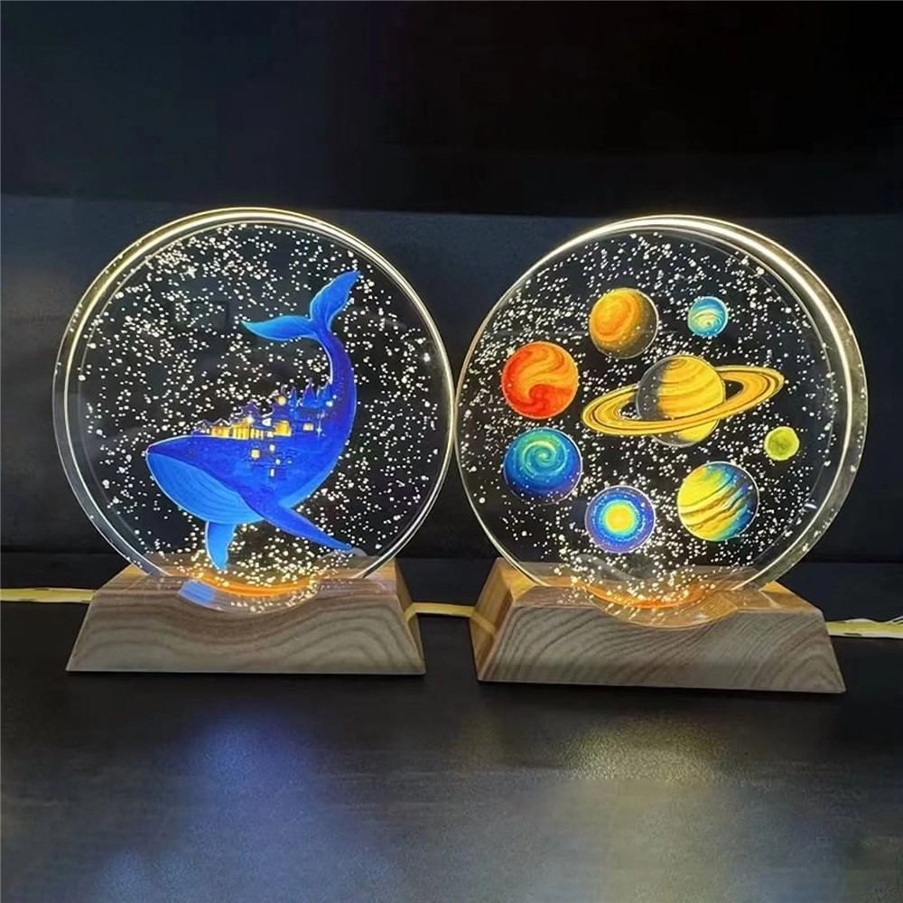 3D krištáľová LED lampička 8 cm s dreveným podstavcom - Malý astronaut