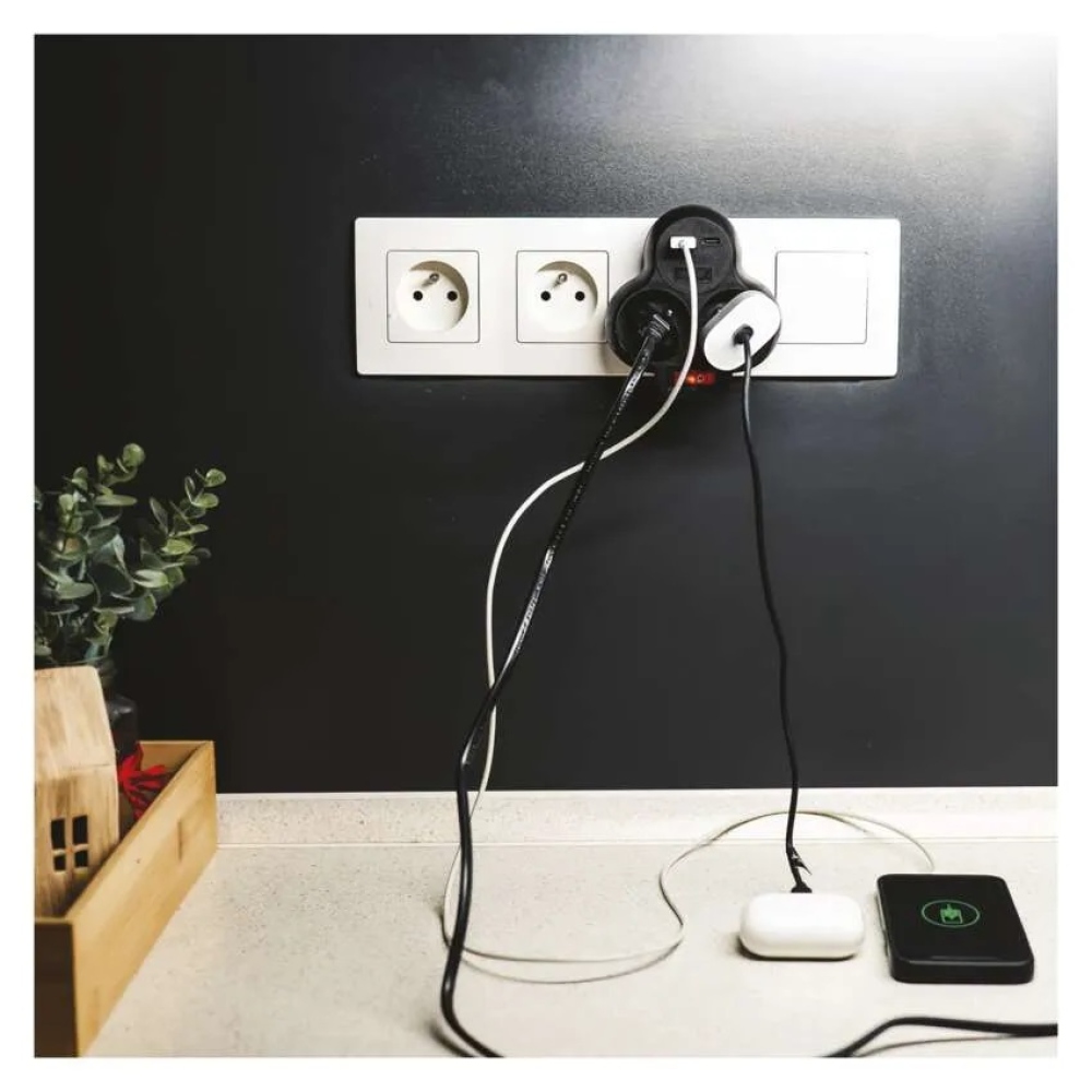 Rozbočovacia zásuvka 2×, vyp., 1×USB-A+1×USB-C - čierna