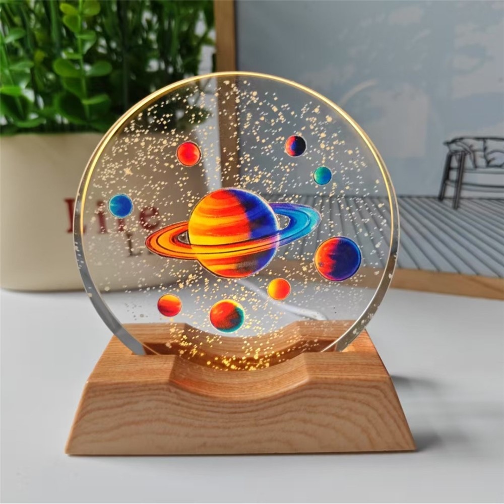 3D krištáľová LED lampička 8 cm s dreveným podstavcom - Saturn