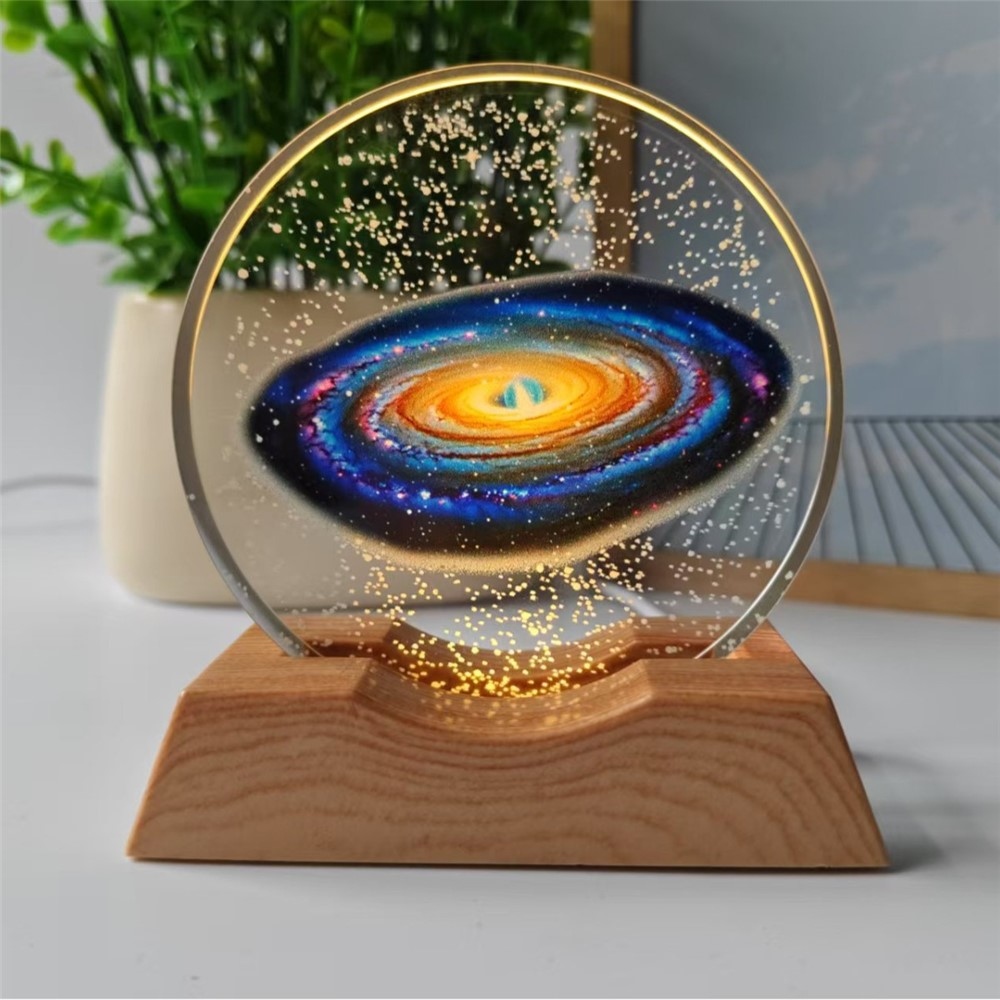 3D krištáľová LED lampička 8 cm s dreveným podstavcom - Galaxia