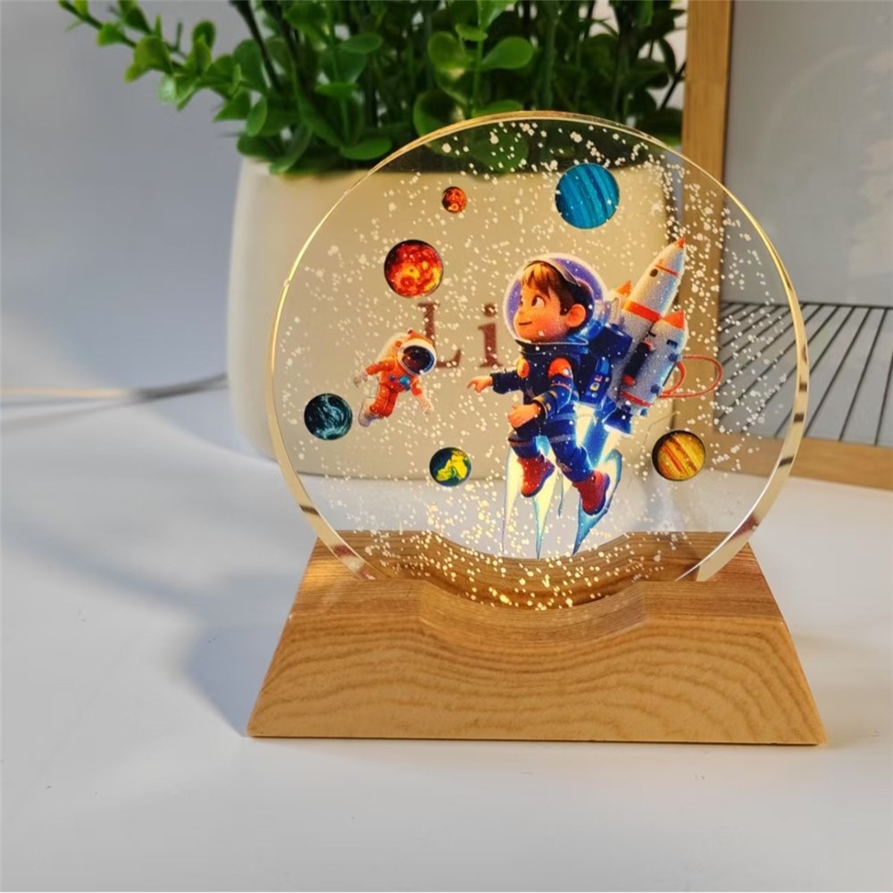 3D krištáľová LED lampička 8 cm s dreveným podstavcom - Astronaut vo vesmíre