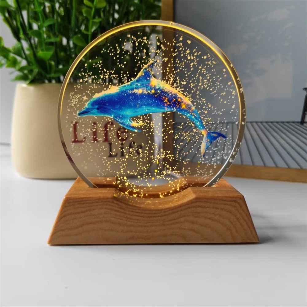 3D krištáľová LED lampička 8 cm s dreveným podstavcom - Delfín