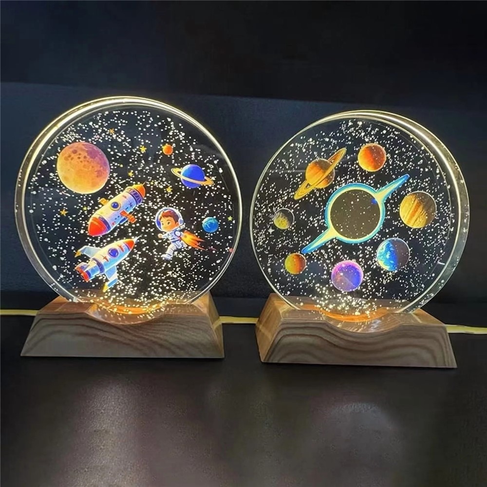 3D krištáľová LED lampička 8 cm s dreveným podstavcom - Astronaut vo vesmíre