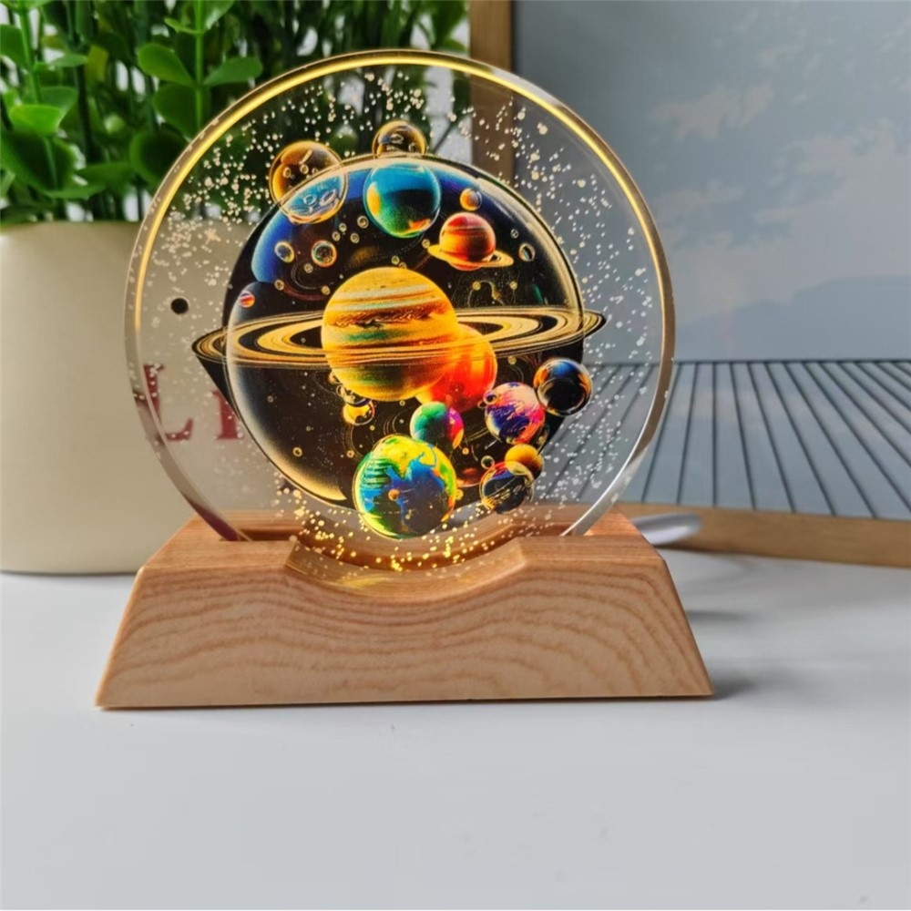 3D krištáľová LED lampička 8 cm s dreveným podstavcom - Planetárna sústava